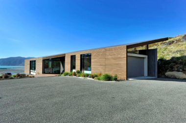 Award winning wood clad new build in cable bay by Jason Gardiner Builders